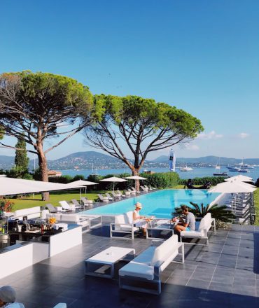 Poolbereich mit Meerblick an der Côte d’Azur, umgeben von Lounge-Möbeln und mediterraner Landschaft