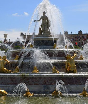 Historisches Schloss mit Brunnen in Frankreich – ideal für Kultururlaub und Architekturbegeisterte